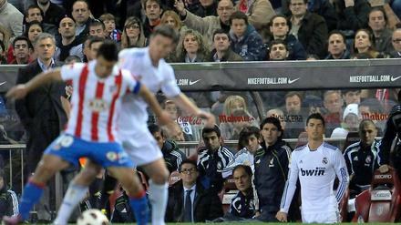Die Zuschauer in Spanien kommen kurz vor Spielbeginn, gehen kurz nach Abpfiff. 