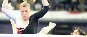 Augen auf und durch. Elisabeth Seitz gewann bei der EM trotz einer Fingerverletzung Silber im Mehrkampf.