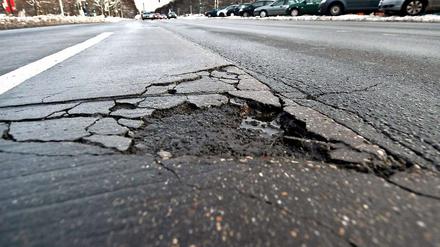 Zwei harte Winter haben ihre Spuren auf Berlins Straßen hinterlassen.