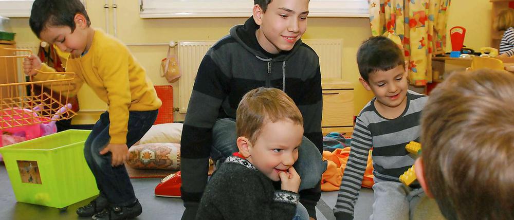 Der Achtklässler Ümeyr Yurt schaute sich an, wie in einer Kita gearbeitet wird.