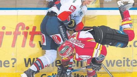 Spiel auf dem Kopf. Berlins Florian Busch (l.) übertrumpft Düsseldorfs Evan Kaufmann. Doch in der Verlängerung ermöglicht Buschs Fehler Kaufmann den Siegtreffer. Foto: dpa