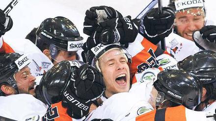 Männerfreuden. Ohne eine einzige Niederlage haben sich die Spieler des EHC Wolfsburg ins Finale vorgekämpft – zuletzt schlugen sie die Krefeld Pinguine. Foto: dpa