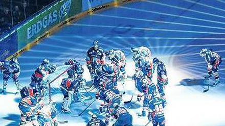 Ein letztes Leuchten? Wenn es schlecht läuft, versammeln sich die Eisbären heute ein letztes Mal in dieser Saison um ihren Torwart Rob Zepp. Foto: dapd