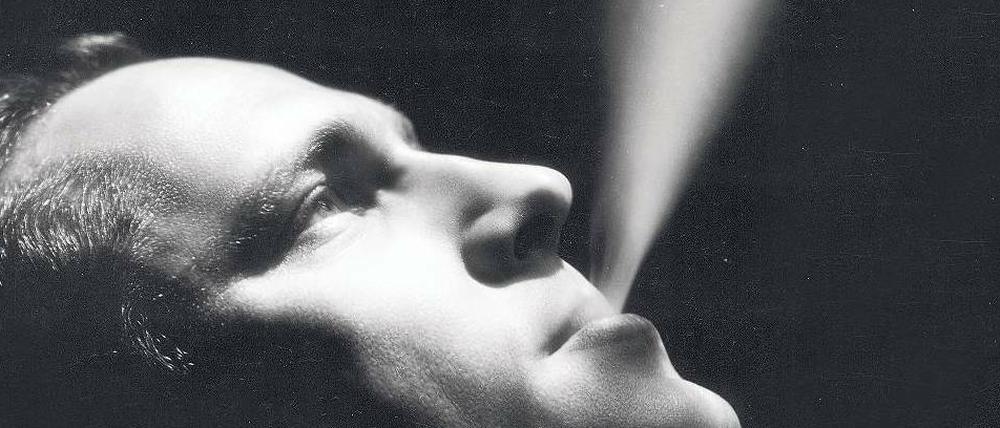 Kann man’s nicht fast hören? Der Schauspieler Fredric March atmet aus (1940).