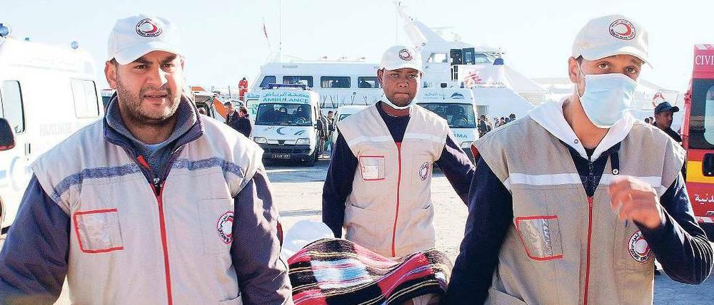 Ärzte statt Autos. Die Türkei hat eine Autofähre zu einem provisorischen Krankenhaus umfunktioniert und in die Rebellenhochburgen nach Libyen entsandt. In Misrata und Bengasi nahmen die Helfer insgesamt 300 Verletzte auf, die in Izmir versorgt werden sollen. 