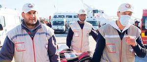 Ärzte statt Autos. Die Türkei hat eine Autofähre zu einem provisorischen Krankenhaus umfunktioniert und in die Rebellenhochburgen nach Libyen entsandt. In Misrata und Bengasi nahmen die Helfer insgesamt 300 Verletzte auf, die in Izmir versorgt werden sollen. 