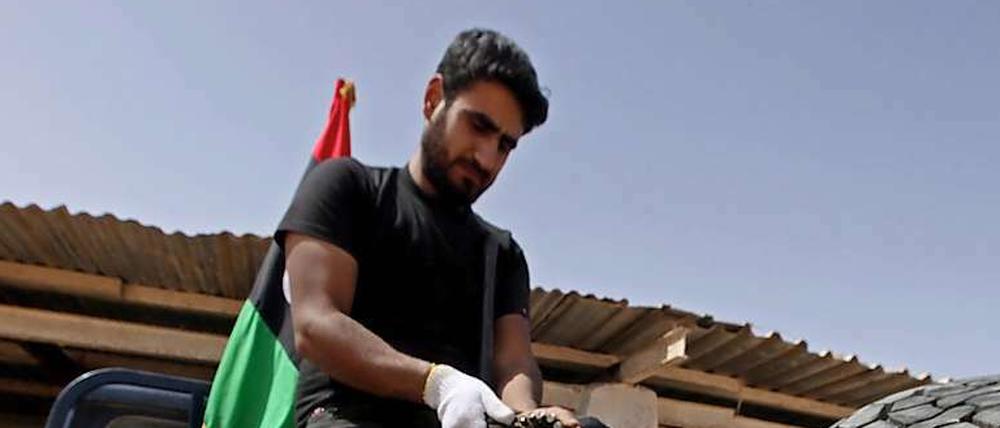 Auf dem Rückzug: Ein Rebellenkämpfer am Dienstag nahe Ras Lanuf.