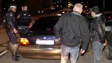 Final entschleunigt: Der Raser (rechts) mit Polizeibeamten nach seinem zweifelhaften Geschwindigkeitsrekord.