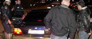 Final entschleunigt: Der Raser (rechts) mit Polizeibeamten nach seinem zweifelhaften Geschwindigkeitsrekord.