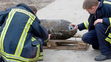 Feuerwehrmänner vor der entschärften 250-Kilo-Bombe.
