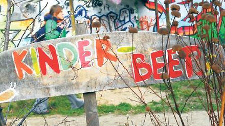 Mit grünem Daumen. Überall in der Stadt sind Anwohner gärtnerisch aktiv. Sie pflanzen auf Brachen oder auf Gehwegen. Für manche Stadtkinder ist es die erste Möglichkeit, selber einmal eine Blumenzwiebel zu setzen oder Gras zu säen.