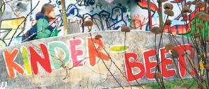 Mit grünem Daumen. Überall in der Stadt sind Anwohner gärtnerisch aktiv. Sie pflanzen auf Brachen oder auf Gehwegen. Für manche Stadtkinder ist es die erste Möglichkeit, selber einmal eine Blumenzwiebel zu setzen oder Gras zu säen.