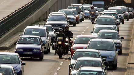 Stoßstange an Stoßstange über die Frankfurter Allee: Im Berufsverkehr liegt besonders viel Feinstaub in der Luft.