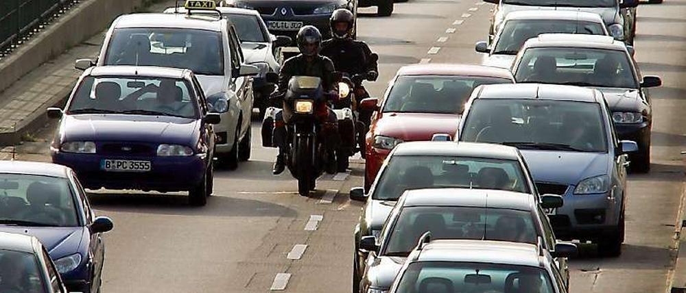 Stoßstange an Stoßstange über die Frankfurter Allee: Im Berufsverkehr liegt besonders viel Feinstaub in der Luft.