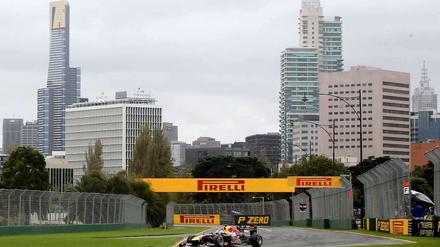 Vor der Skyline von Melbourne holt Sebastian die erste Pole der neuen Saison.