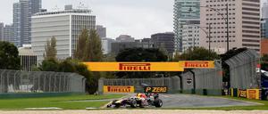 Vor der Skyline von Melbourne holt Sebastian die erste Pole der neuen Saison.