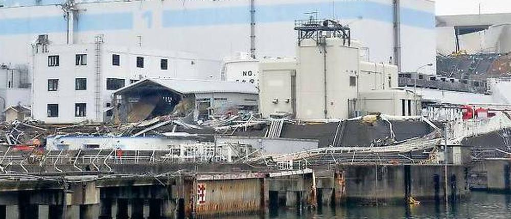 Nichts geht mehr. Die Reaktoren 1 und 2 des Atomkraftwerks Fukushima hier vom Meer aus aufgenommen. Das Wasser, das sich im Reaktor zwei angesammelt hat, ist stark radioaktiv verseucht, weil es wohl mit geschmolzenen Brennstäben in Kontakt war. 