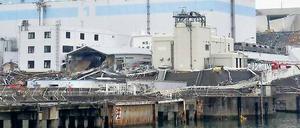 Nichts geht mehr. Die Reaktoren 1 und 2 des Atomkraftwerks Fukushima hier vom Meer aus aufgenommen. Das Wasser, das sich im Reaktor zwei angesammelt hat, ist stark radioaktiv verseucht, weil es wohl mit geschmolzenen Brennstäben in Kontakt war. 