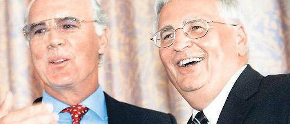 Wechselspiel. Weil Franz Beckenbauer (links) keine Lust mehr hat auf die Fifa-Exekutive, gibt jetzt Theo Zwanziger den internationalen Fußball–Staatsmann. 