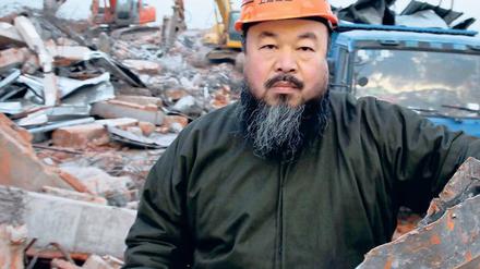 Vor den Trümmern: Kurz nachdem Ai Weiwei Ende 2010 sein Studio in Shanghai neu errichtet hatte, rückten die Behörden an und rissen es wieder ein.