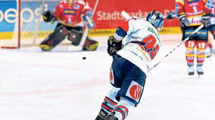 Das Ziel ist klar. Die Berliner, hier Richie Regehr, wollen heute in ihrer Halbfinal-Serie auf keinen Fall mit 0:2 in Rückstand geraten. 