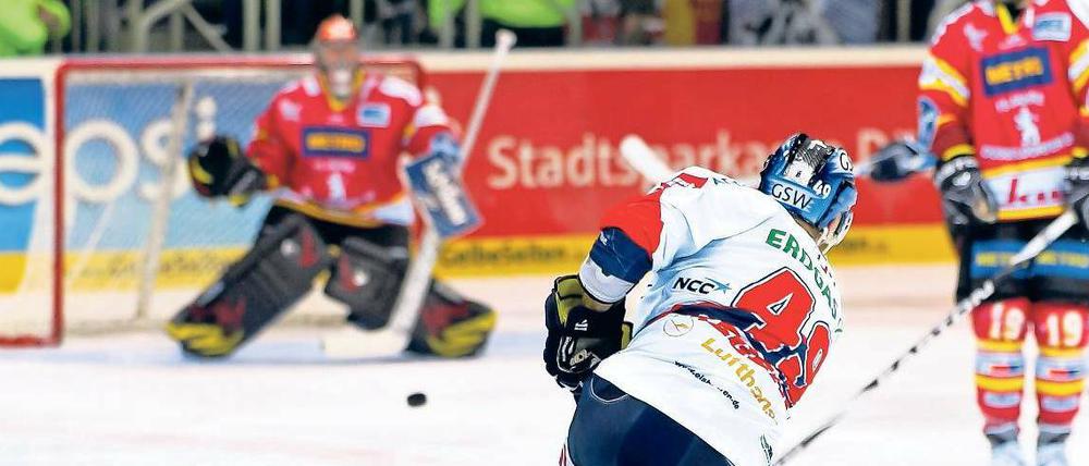 Das Ziel ist klar. Die Berliner, hier Richie Regehr, wollen heute in ihrer Halbfinal-Serie auf keinen Fall mit 0:2 in Rückstand geraten.