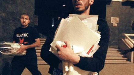 Gegen die Spione. Ein Demonstrant sichert Geheimdienstakten in Kairo.