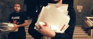 Gegen die Spione. Ein Demonstrant sichert Geheimdienstakten in Kairo.