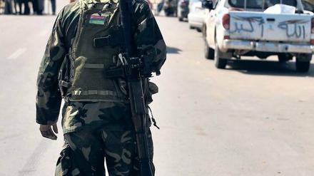 Auf dem Weg an die Front. Auch fünf Tage nach Beginn der internationalen Militäraktion hielten die Kämpfe zwischen Rebellen und Gaddafis Soldaten an.