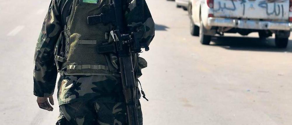Auf dem Weg an die Front. Auch fünf Tage nach Beginn der internationalen Militäraktion hielten die Kämpfe zwischen Rebellen und Gaddafis Soldaten an. 
