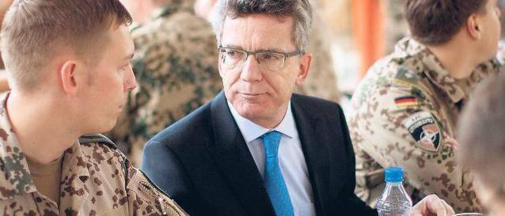 Im Gespräch mit Soldaten: De Maizière als Verteidigungsminister in Kabul. 