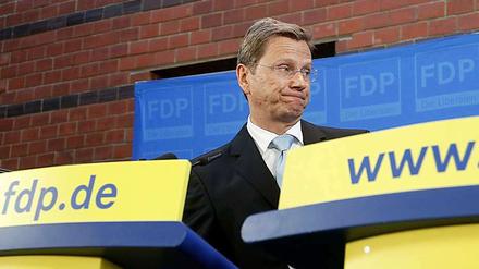 Skeptischer Blick zur Seite - lauern dort etwa bereits die Königsmörder? FDP-Chef Guido Westerwelle bei einer Pressekonferenz am Montag.