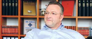 CDU-Landeschef Frank Henkel wartet auf Anrufe.