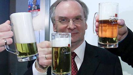 Prost! Reiner Haseloff ist zwar kein strahlender Sieger, darf sich aber trotzdem als solcher fühlen. 