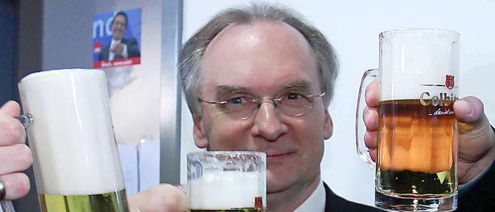 Prost! Reiner Haseloff ist zwar kein strahlender Sieger, darf sich aber trotzdem als solcher fühlen.