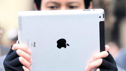 Nun auch in Weiß: Mit dem iPad 2 können Videotelefonate geführt werden. Foto: AFP