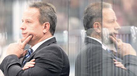 Was heckt er nun schon wieder aus? Rich Chernomaz hat die Eisbären bereits zweimal aus den Play-offs geworfen.