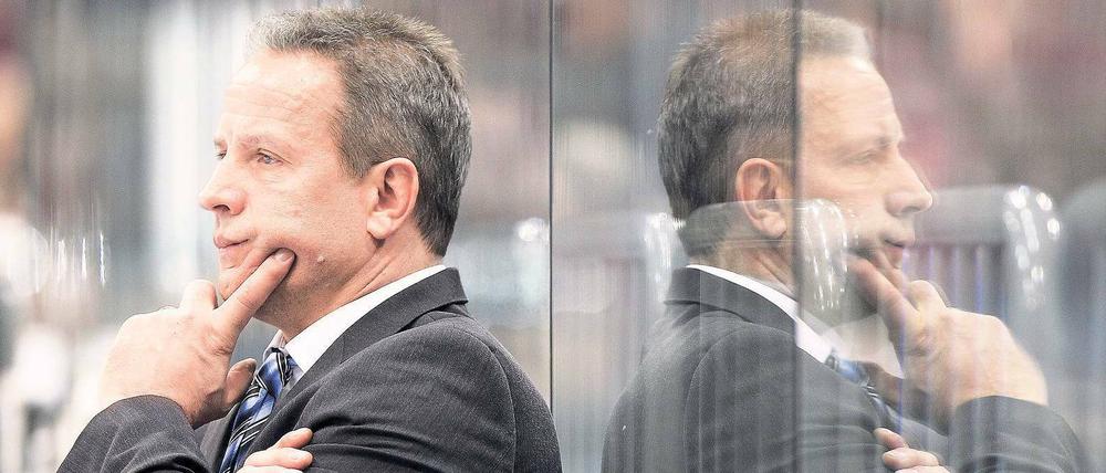Was heckt er nun schon wieder aus? Rich Chernomaz hat die Eisbären bereits zweimal aus den Play-offs geworfen.