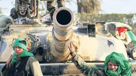 Etappensieg. Soldaten der Truppe von Machthaber Gaddafi im Stadtzentrum Sawijas, das sie von den Aufständischen zurückerobert haben. 