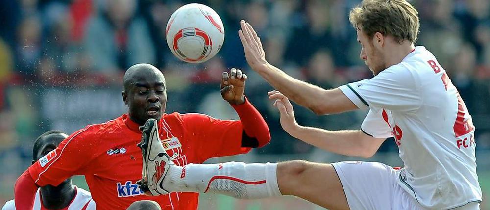 Unions John Jairo Mosquera (l) und Daniel Brinkmann aus Augsburg im Zweikampf. Ein Tor brachte keine der beiden Mannschaften zustande.