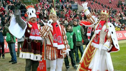 Wer's mag ... Das Kölner Dreigestirn im Stadion.