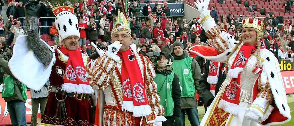 Wer's mag ... Das Kölner Dreigestirn im Stadion.