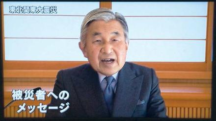 Seltenes Bild. Kaiser Akihito am Mittwoch bei seiner kurzen Ansprache. Japans Fernsehsender unterbrachen dafür ihre Programme.