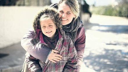 Glücklich nach der Ankunft auf Lampedusa. Tina Rothkamm mit ihrer Tochter Amira. Die Mutter gab anschließend auf der Insel eine Pressekonferenz. 