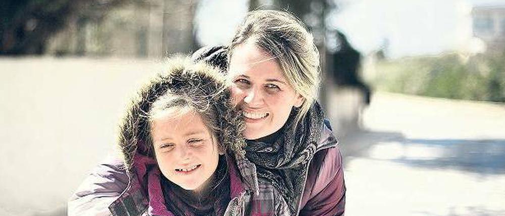 Glücklich nach der Ankunft auf Lampedusa. Tina Rothkamm mit ihrer Tochter Amira. Die Mutter gab anschließend auf der Insel eine Pressekonferenz. 