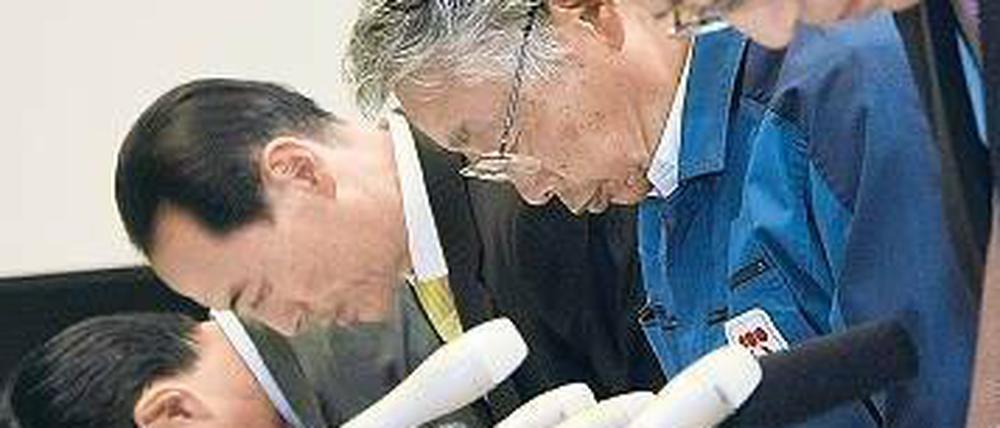Gesenkte Häupter. Der stellvertretende Vorsitzende von Tepco, Takashi Fujimoto (2. von rechts) verbeugt sich mit anderen Managern während einer Pressekonferenz.