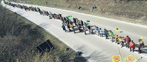 45 Kilometer Menschenkette. Von Stuttgart bis zum AKW Neckarwestheim haben am Sonnabend 60 000 Menschen für den Ausstieg aus der Atomkraft demonstriert. 