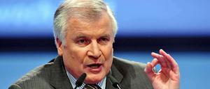 Höchst bedenklich: Horst Seehofer lässt die Waffen sprechen.