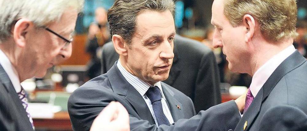 Keine Schonfrist für den neuen Premier. Luxemburgs Premierminister Jean-Claude Juncker (links) und Frankreichs Staatschef Nicolas Sarkozy (Mitte) sprechen mit dem frisch gewählten irischen Regierungschef Enda Kenny. 