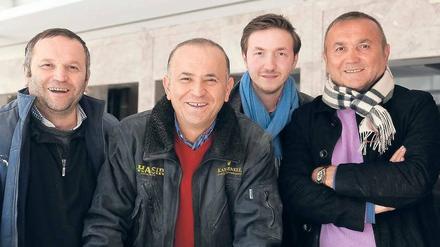 Gestatten, Familie Aygün. Mehmet (ganz rechts) ist der Döner-Erfinder, der junge Aytaç (hinten) ist der neue Hotelchef. Zum Fototermin auf der Baustelle am Spittelmarkt lud er auch seine Onkel Ahmet (links) und Musafa ein. 